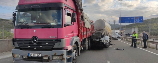 D-650’de Feci Kaza: Tırın Kupası Bir Yana Motoru Bir Yana Savruldu