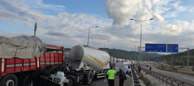 D-650’de Feci Kaza: Tırın Kupası Bir Yana Motoru Bir Yana Savruldu