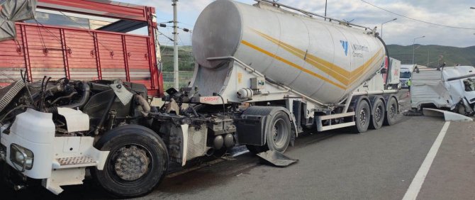 D-650’de Feci Kaza: Tırın Kupası Bir Yana Motoru Bir Yana Savruldu