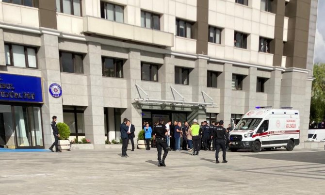 İ̇stanbul’da Görevli Polis Memuru Emniyet Yerleşkesinde İntihar Etti