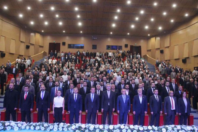 Özdemir’den Gövde Gösterisi