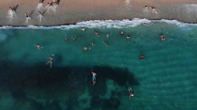 Ekim Ayında Sıcaklığın 32 Derece Olduğu İlçede Serinlemek İsteyenler Denize Girdi