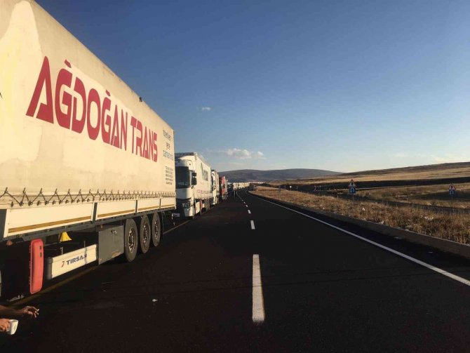 Aktaş’ta 7 Kilometrelik Tır Kuyruğu Oluştu