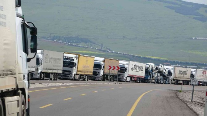 Aktaş’ta 7 Kilometrelik Tır Kuyruğu Oluştu