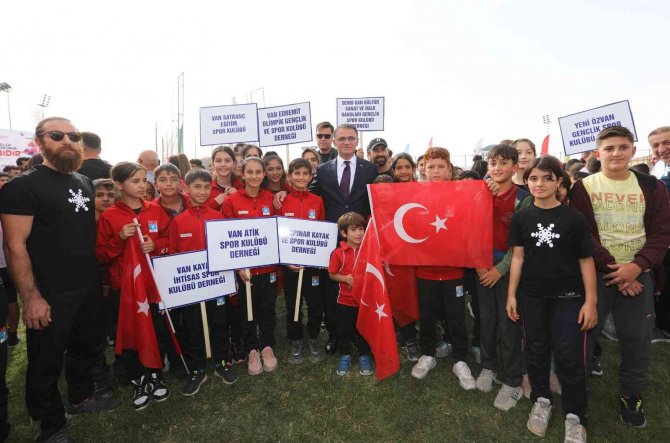 Van Büyükşehir Belediyesinden Amatör Spor Kulüplerine 2 Milyon Tl’lik Destek