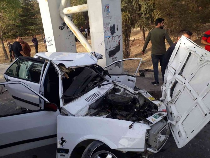 Kontrolden Çıkan Otomobil Üst Geçit Direğine Çarptı: 2 Yaralı