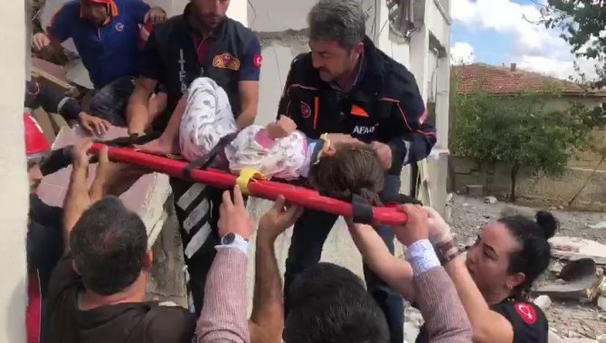 Patlamada Yıkılan Evin Enkazından 4 Kişi Sağ Çıkartıldı