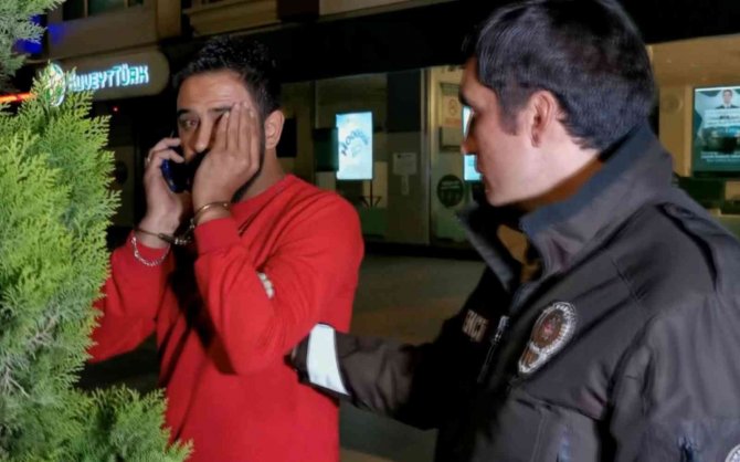 Uyuşturucudan Kelepçelendi, “Beni Kelepçelediler” Diyerek Yardım İstedi
