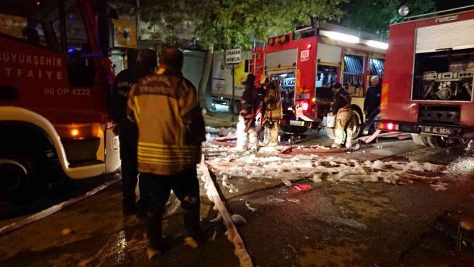 Ankara’da Döşeme Atölyesinde Çıkan Yangında 4 İtfaiye Eri Ve 1 İşçi Yaralandı