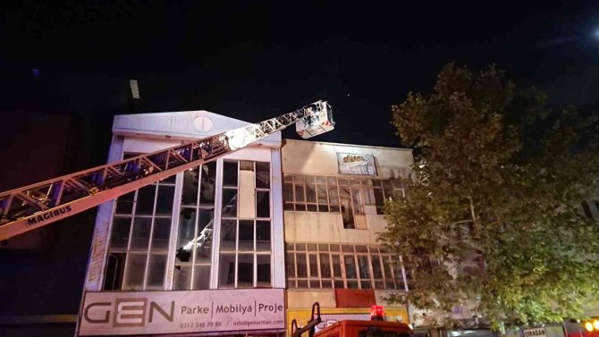 Ankara’da Döşeme Atölyesinde Çıkan Yangında 4 İtfaiye Eri Ve 1 İşçi Yaralandı