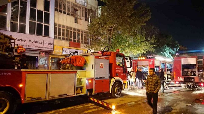 Ankara’da Döşeme Atölyesinde Çıkan Yangında 4 İtfaiye Eri Ve 1 İşçi Yaralandı