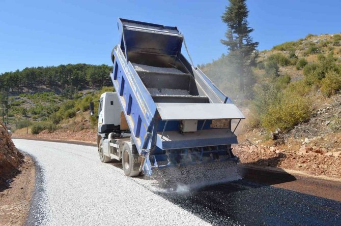 Kaş Sinneli Grup Yolu Asfaltlanıyor