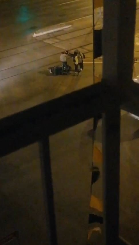 Yeni Motosikleti İle Kaza Yapan Genç Kız Hırsını Kendisine Çarpan Sürücüye Kaskı İle Vurarak Çıkardı