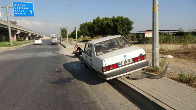 Kaldırıma Çıkıp Direğe Çarpan Otomobilin Sürücüsü Yaralandı