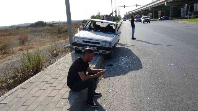 Kaldırıma Çıkıp Direğe Çarpan Otomobilin Sürücüsü Yaralandı