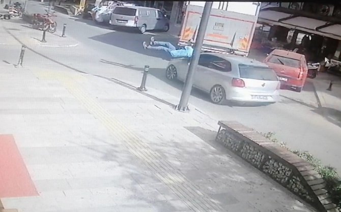 Dalgınlığının Bedelini Ağır Ödedi, Çarpan Otomobille Hastanelik Oldu
