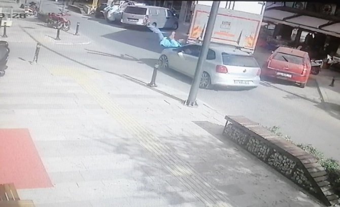 Dalgınlığının Bedelini Ağır Ödedi, Çarpan Otomobille Hastanelik Oldu