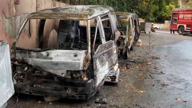 Ataşehir’de Park Halindeki 3 Hurda Araç, Alevlere Teslim Oldu