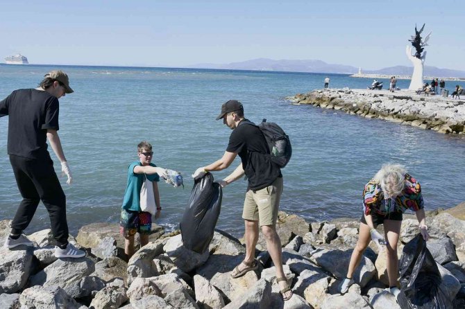 Avrupalı Öğrencilerden Kuşadası’nda Çevre Temizliği