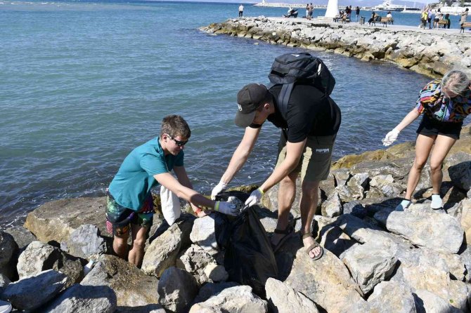 Avrupalı Öğrencilerden Kuşadası’nda Çevre Temizliği