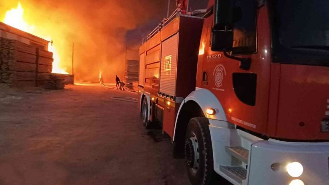 Dursunbey’de Palet Fabrikasında Yangın
