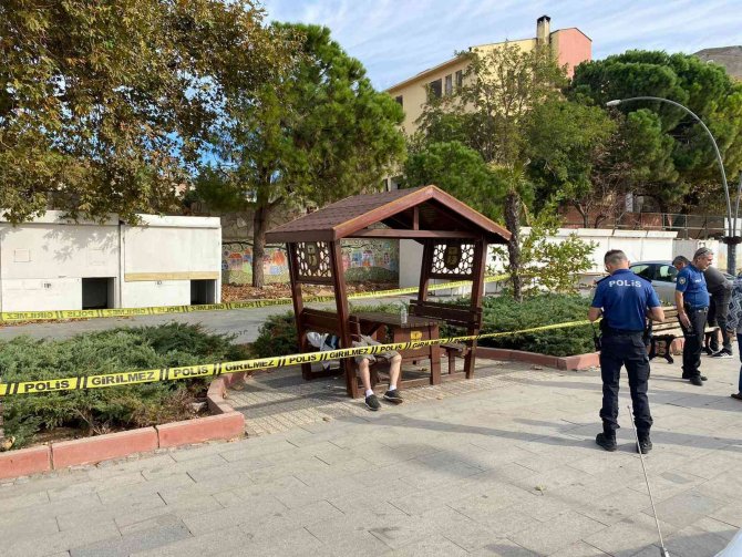 Erdek’te Bankta Oturan Kişi Kalp Krizi Geçirerek Hayatını Kaybetti