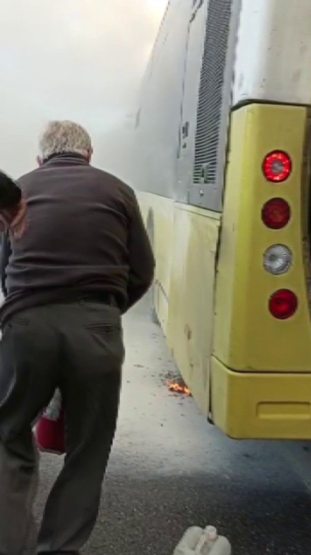 Beykoz’da İ̇ett Otobüsünde Çıkan Yangın Vatandaşlar Tarafından Söndürüldü