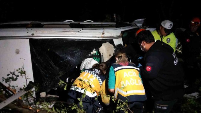 Virajı Alamayan Araç 10 Metreden Uçuruma Yuvarlandı: 6 Yaralı