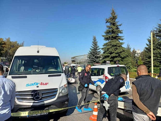 Servis Aracının Altına Devrilen Motor Sürücüsü Feci Şekilde Hayatını Kaybetti