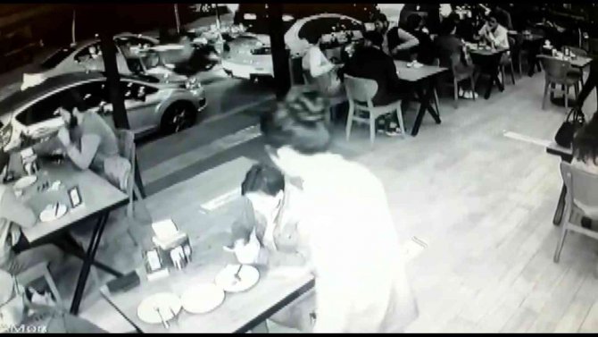 Bursa’da Otomobilin Kapısını Bir Anda Açtı, Motokurye Çarparak Böyle Kaza Çarptı