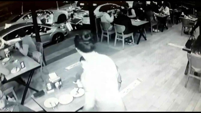 Bursa’da Otomobilin Kapısını Bir Anda Açtı, Motokurye Çarparak Böyle Kaza Çarptı
