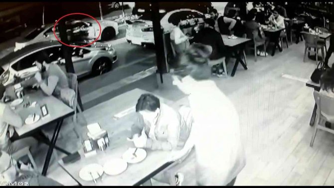 Bursa’da Otomobilin Kapısını Bir Anda Açtı, Motokurye Çarparak Böyle Kaza Çarptı