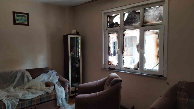 Bağcılar’da Madde Bağımlısı Şahıs Önce Evin Camlarını Kırdı Sonra Ateşe Verdi