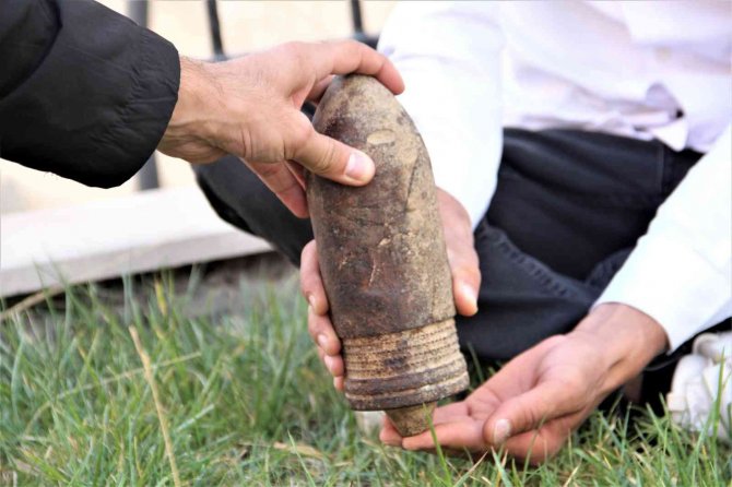 Yolda Yürürken Ayaklarına Takılan Cismi Ne Olduğunu Araştırıyorlar