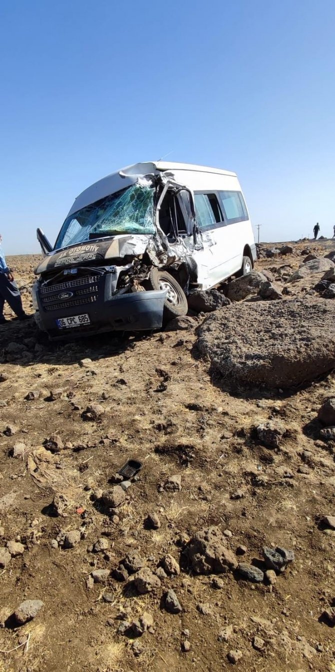Diyarbakır’da Minibüs Yol Kenarına Yuvarlandı: 2 Yaralı