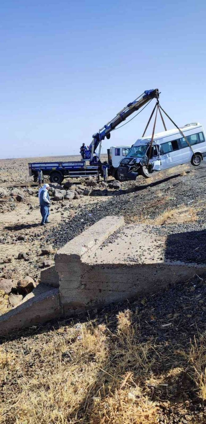 Diyarbakır’da Minibüs Yol Kenarına Yuvarlandı: 2 Yaralı