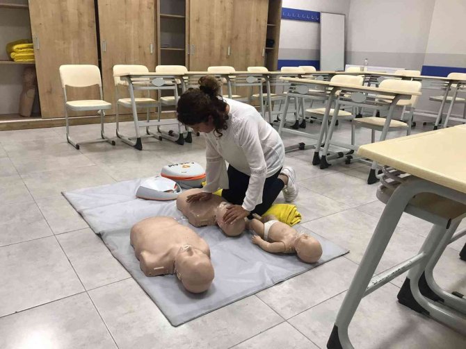 Öğretmenler İlk Yardım Eğitimi Alıyor