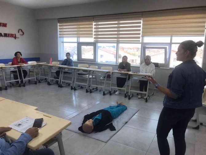 Öğretmenler İlk Yardım Eğitimi Alıyor