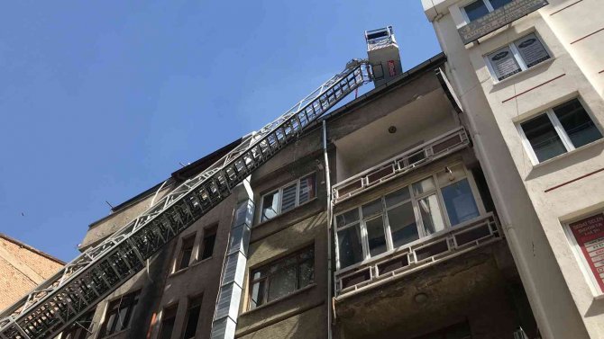 Elazığ’da Çatı Yangını, Büyümeden Söndürüldü