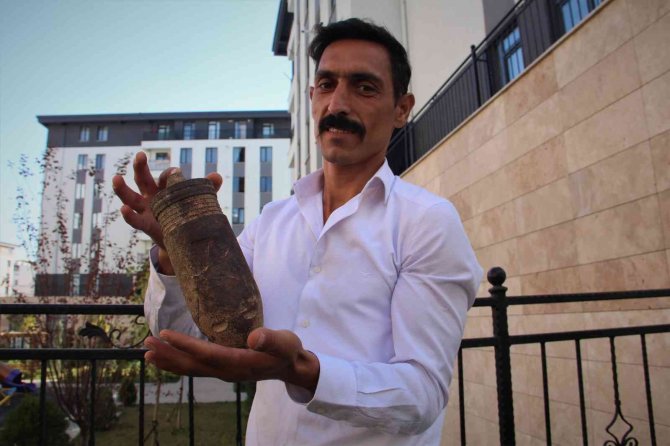 Yolda Yürürken Ayaklarına Takılan Cismi Ne Olduğunu Araştırıyorlar