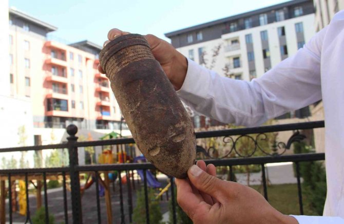 Yolda Yürürken Ayaklarına Takılan Cismi Ne Olduğunu Araştırıyorlar