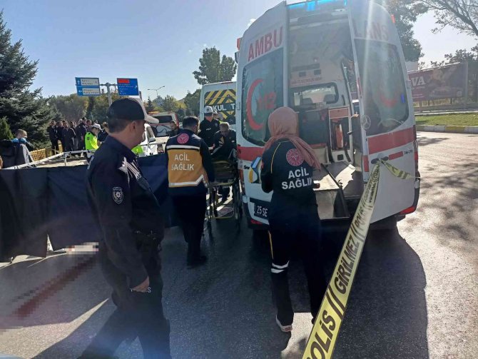 Servis Aracının Altına Devrilen Motor Sürücüsü Feci Şekilde Hayatını Kaybetti