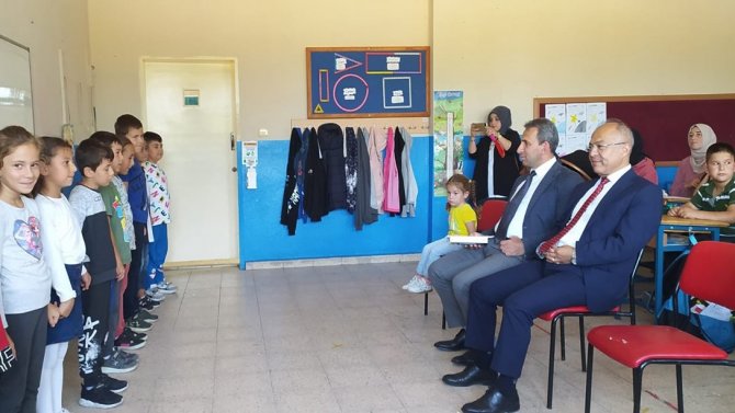 Milli Eğitim Yetkilileri Öğrencilerle Birlikte Kitap Okudu