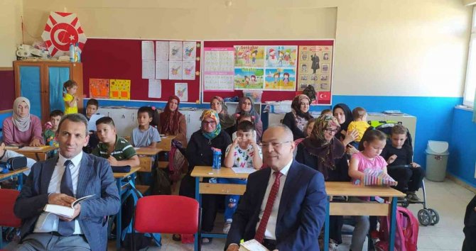 Milli Eğitim Yetkilileri Öğrencilerle Birlikte Kitap Okudu