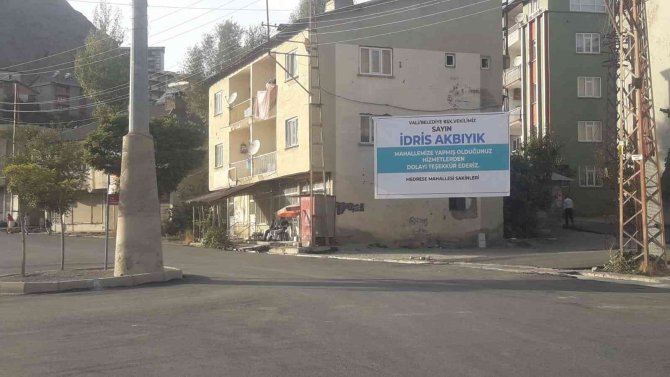 Hakkari Valisi Akbıyık’a Pankartlı Teşekkür