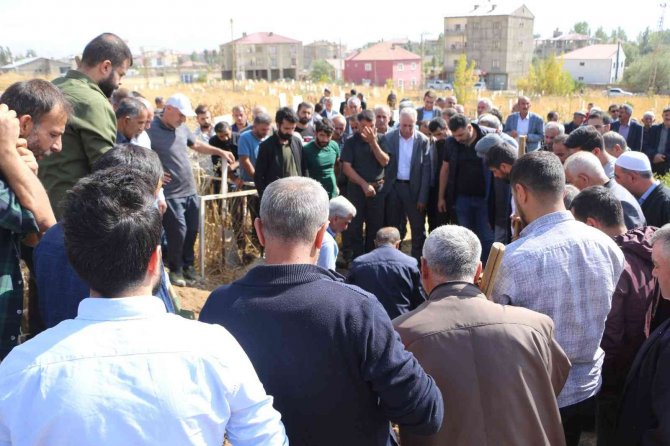 Su Kanalında Ölü Bulunan Yücedağ Gözyaşları Arasında Toprağa Verildi