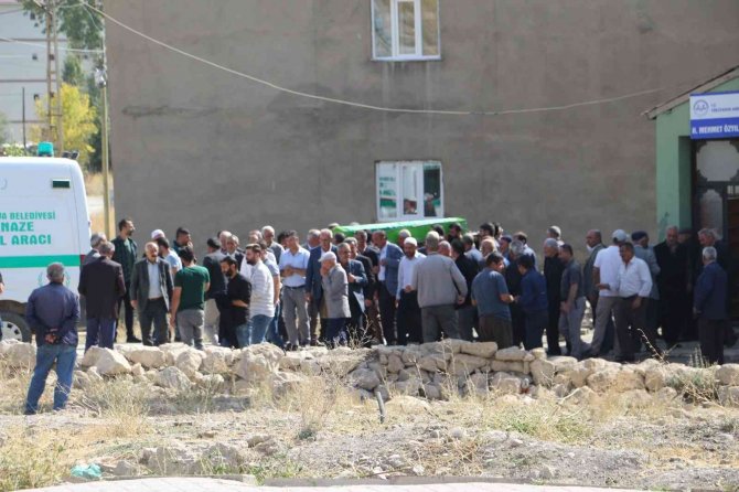 Su Kanalında Ölü Bulunan Yücedağ Gözyaşları Arasında Toprağa Verildi
