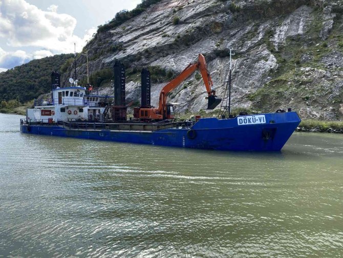 Bartın Irmağı Tarak Gemisi İle Temizleniyor