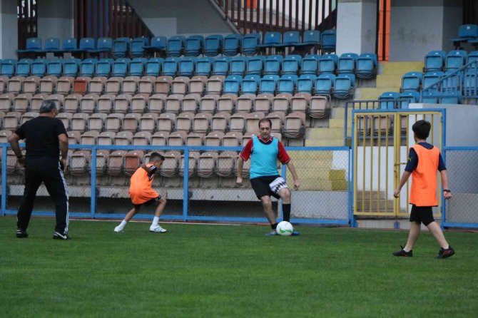 Çocukların Yeşil Sahadaki Rakibi Babaları Oldu