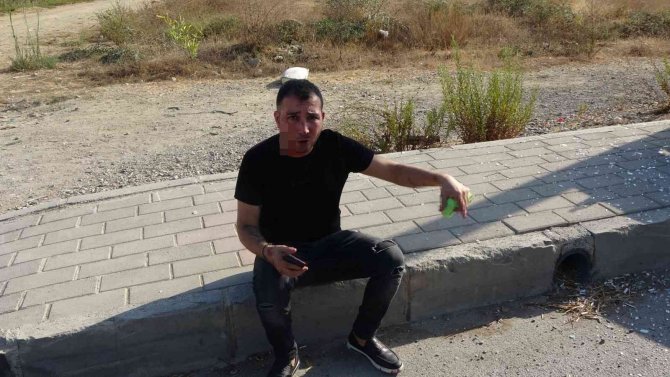 Kaldırıma Çıkıp Direğe Çarpan Otomobilin Sürücüsü Yaralandı